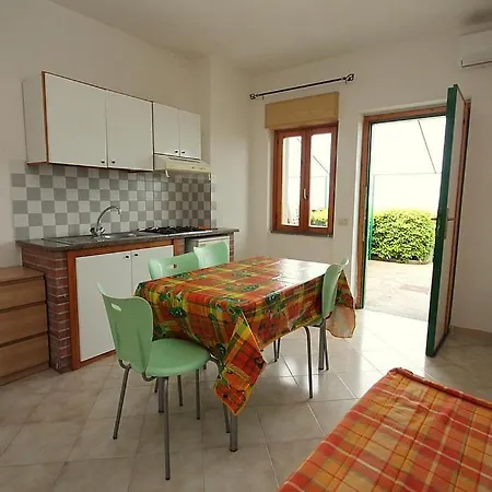 Вилла Sleeps 4 Pool Air Con *